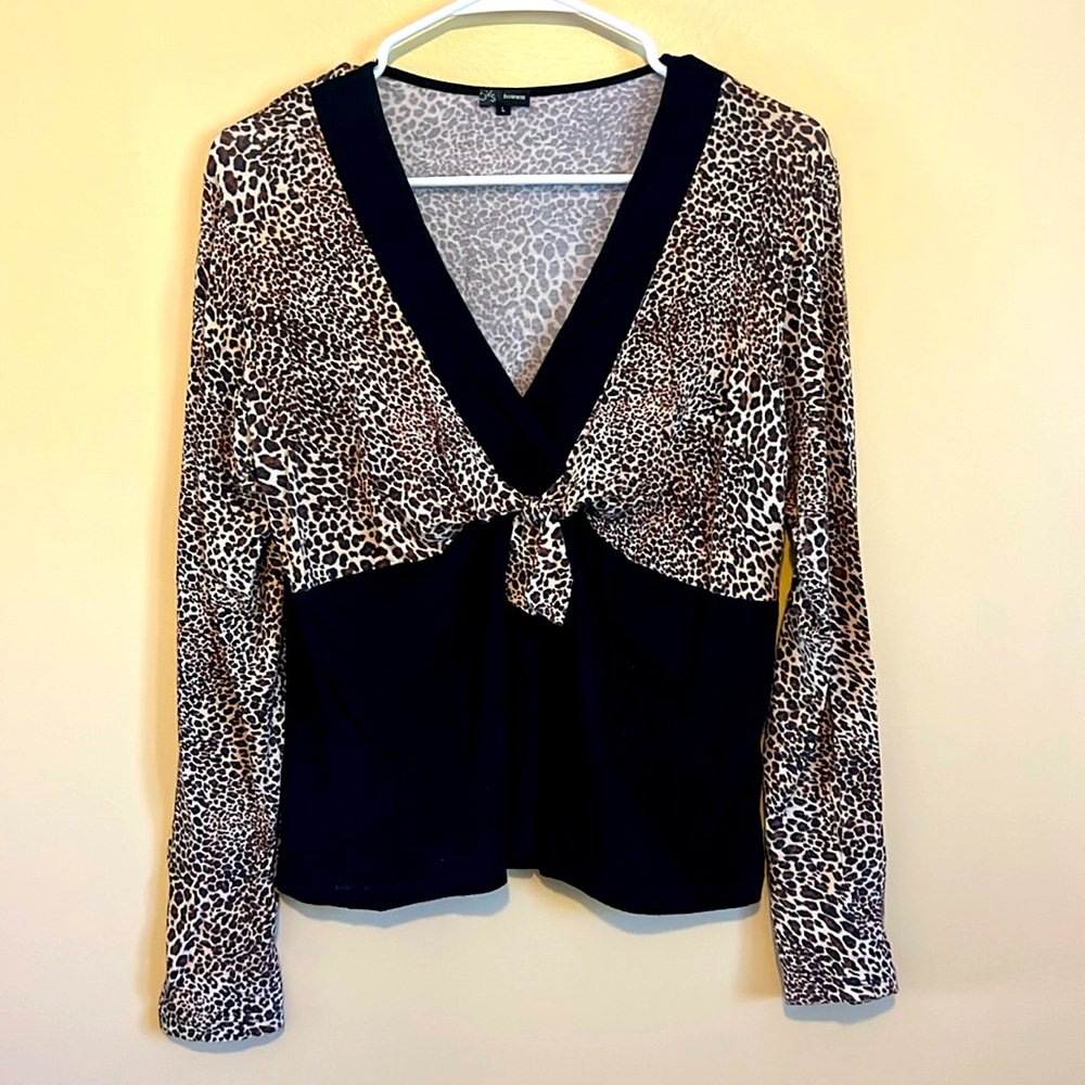 L Leopard  Blouse 🐆 V-Neck Fits M perfect, as very stretchy